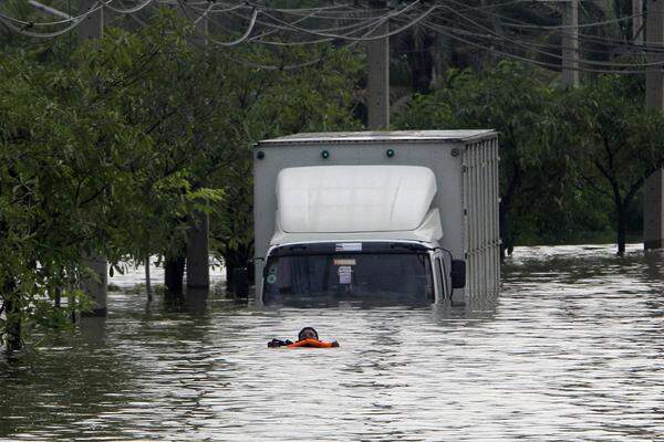 "Es ist eine riesige Wasserfläche, aus der ein paar Häuser und Autos ragen." So schilderte ein TV-Reporter am Wochenende die schlimmste Hochwasserkatastrophe seit Jahrzehnten, die Thailand derzeit heimsucht.