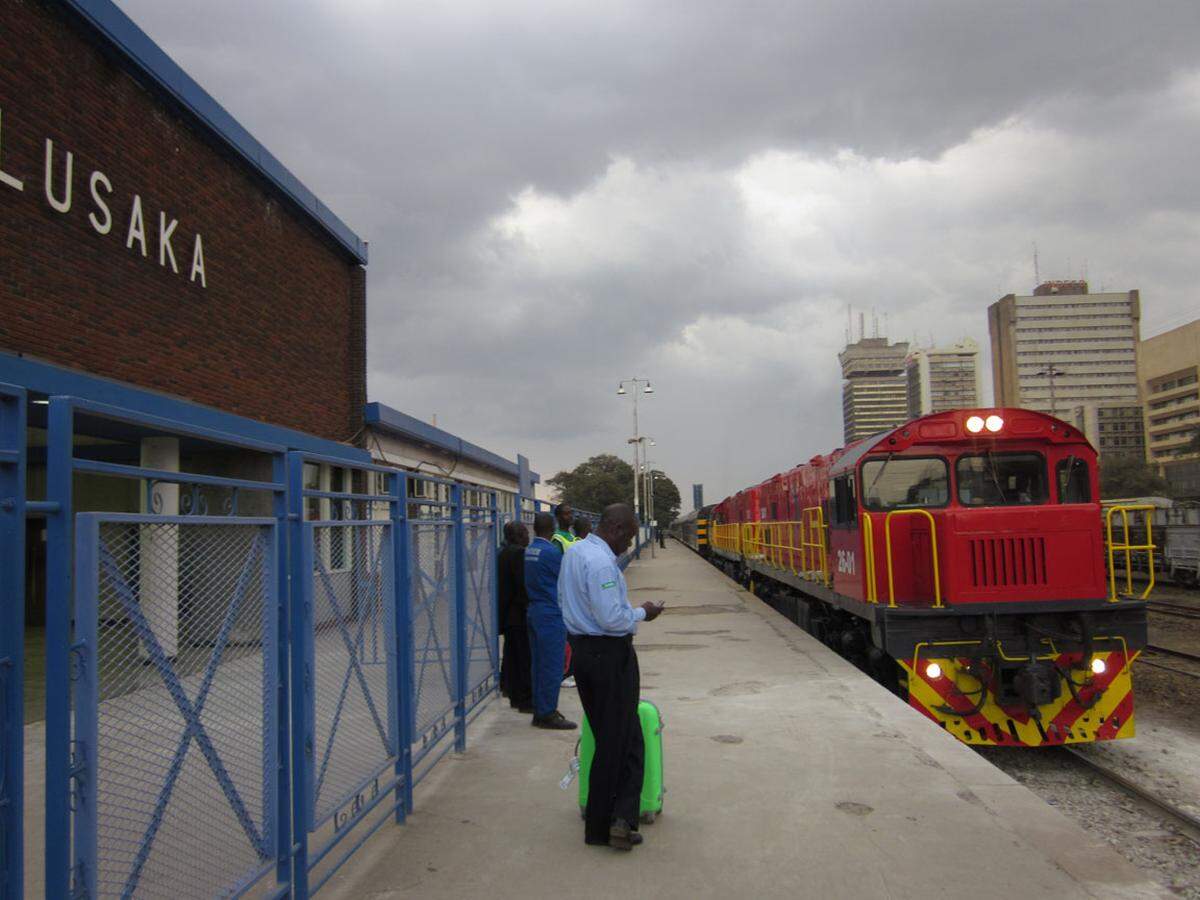 Bahnhof Lusaka (Hauptstadt von Sambia): Einfahrt des berühmten Rovos-Zugs „Pride of Africa“, der Kapstadt mit Dar es Salaam verbindet.