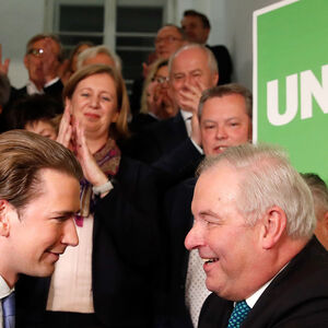 Die Stunde des Sieges: Der türkise Parteichef, Sebastian Kurz, gratuliert dem schwarzen steirischen Landeshauptmann, Hermann Schützenhöfer (v. l.). 