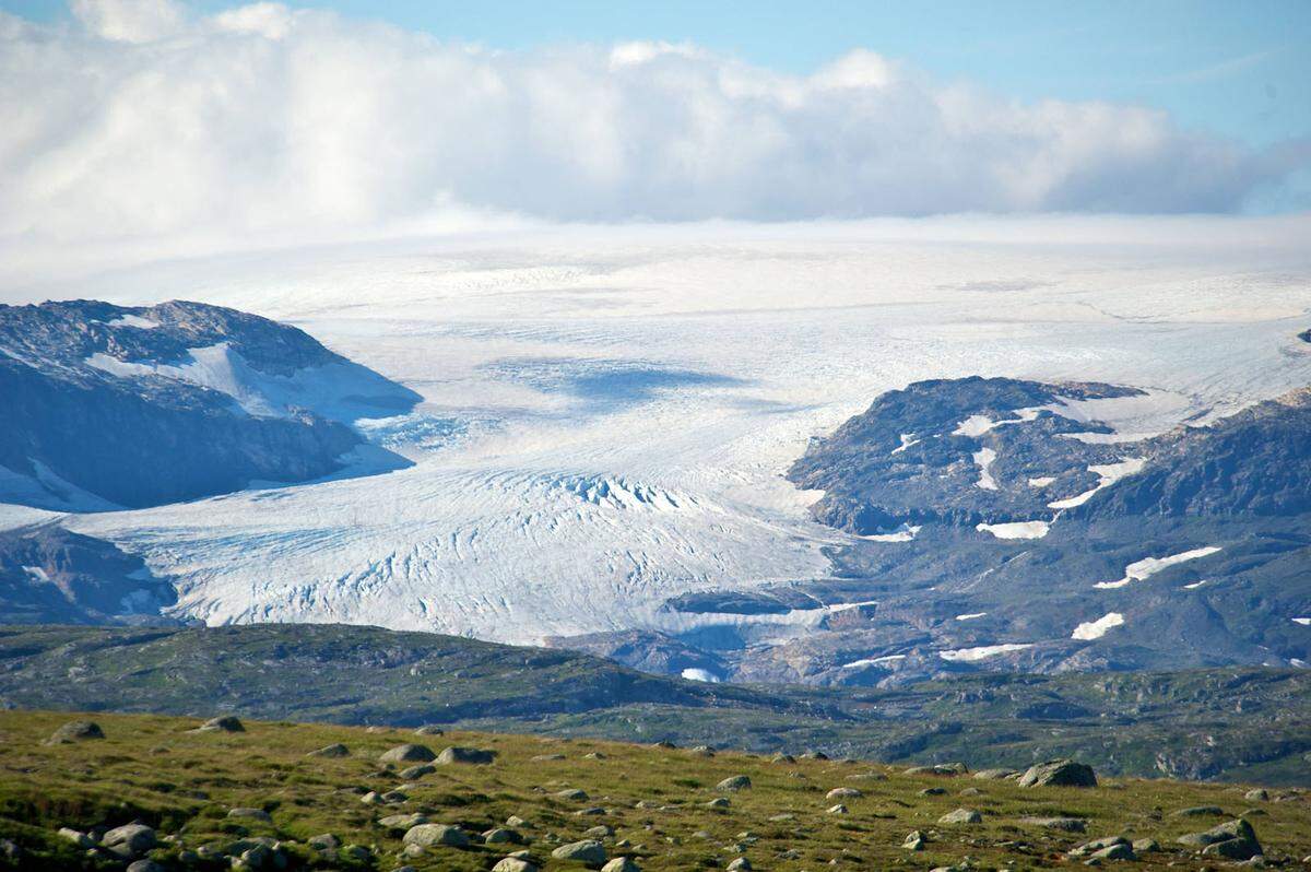 Der Eisplanet Hoth ist ein wichtiger Schauplatz in "Episode V: Das Imperium schlägt zurück". Luke Skywalker hatte hier seinen Kampf gegen einen Wampa, anschließend bekamen es die Rebellen (in ihren Gleitern) mit den AT-ATs des Imperiums zu tun. Als Kulisse diente der Gletscher Hardangerjøkulen in Norwegen.