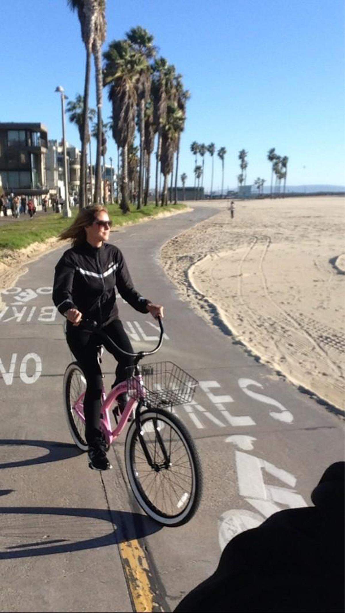 Zurück von der Insel bleibt sie dem Meer weiterhin nicht fern und fährt mit ihrem Rad den Strand von Kalifornien entlang.