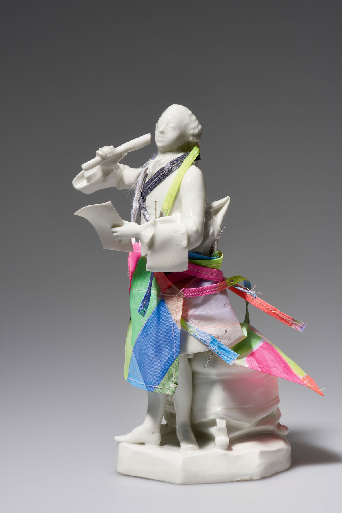 Der berühmte Zwettler Tafelaufsatz (1768) aus der Sammlung des MAK wird festlich gewandet: Die Kostüme kommen von Künstler Thomas Hörl.