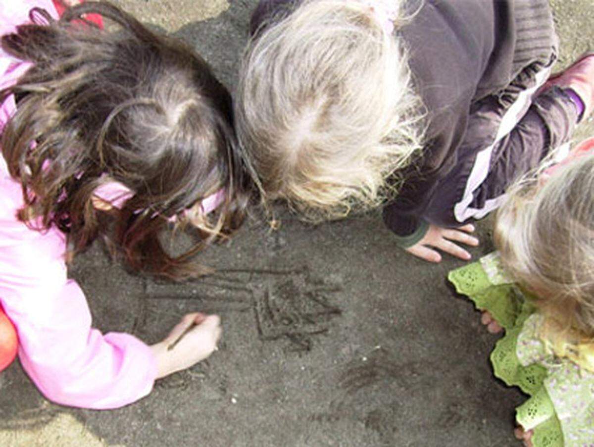 Da muss man lange suchen, um auf Puppen, Lego und Puzzles zu stoßen. Spielzeugfreier Kindergarten: Mehrere Kindergärten bieten das Konzept zeitlich begrenzt an. Der Kindergarten verzichtet auf vorgefertigte Spielsachen. Statt mit Barbie und Ken spielen die Kleinen mit Zeitungspapier, Polstern, Decken, Tannenzapfen, Joghurtbechern. Mehrere Studien haben gezeigt, dass das Spielen ohne Spielzeug Selbstbewusstsein und Lebenskompetenzen fördert.