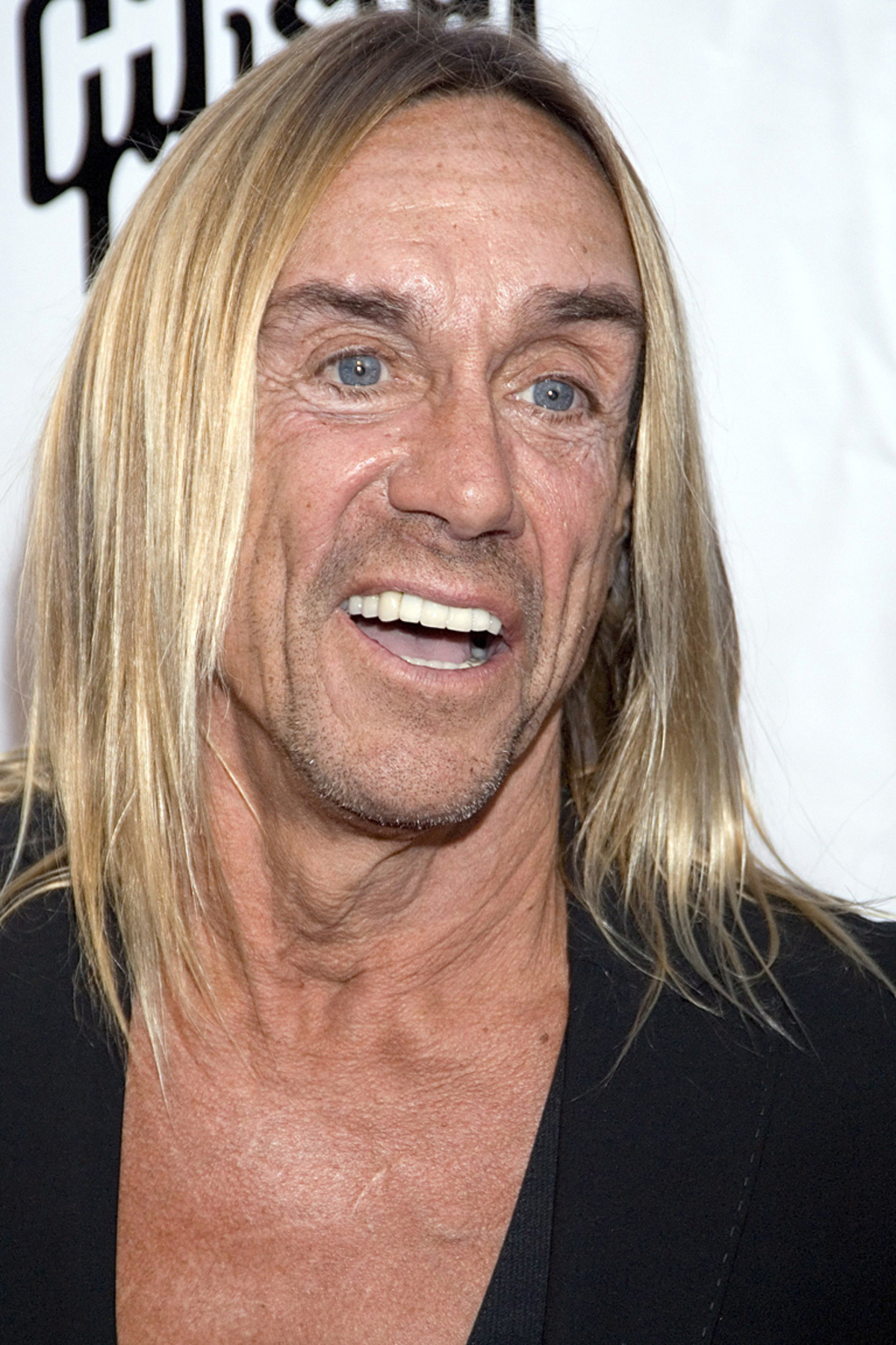 Für Iggy Pop, den ehemaligen Sänger der Stooges, war Heroin zeitweise wichtiger als Grundnahrungsmittel. Begonnen hat sein "Konsum" mit 15. Umso erstaunlicher ist es, dass auch er noch unter den Lebenden weilt. Im Drogenrausch wollte der Exzentriker u.a. Charles Manson sein.