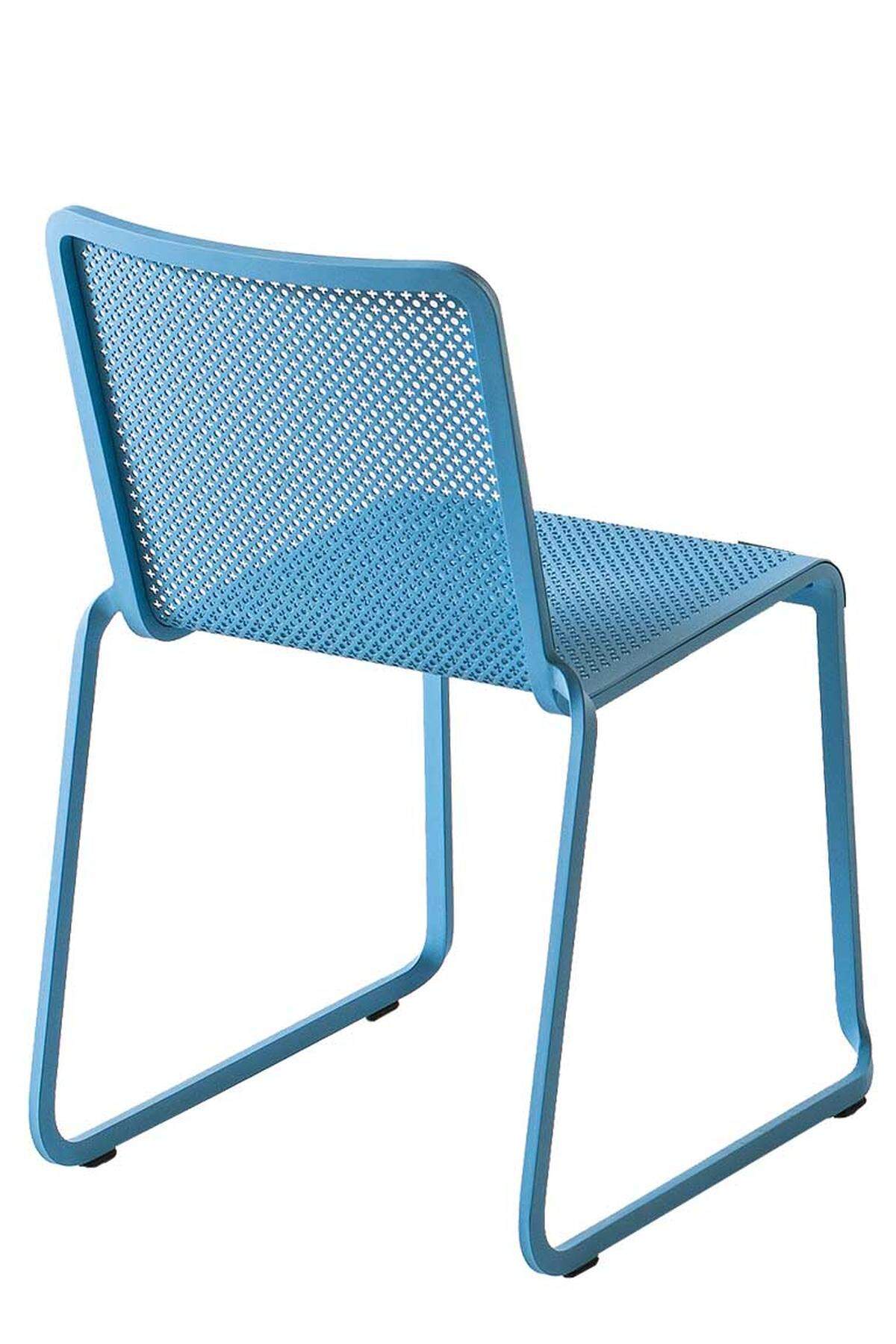 Stühle und Barhocker der Serie „Oxo“ aus moderner Metallbiegetechnologie, Design von Xavier Lust, Preis auf Anfrage, www.kristalia.it