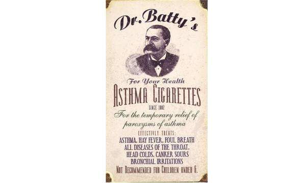 Ausgerechnet zur Asthma-Bekämpfung sowie gegen alle Halskrankheiten sollten diese Zigaretten helfen. Diese Reklame stammt eindeutig aus einer anderen Zeit.