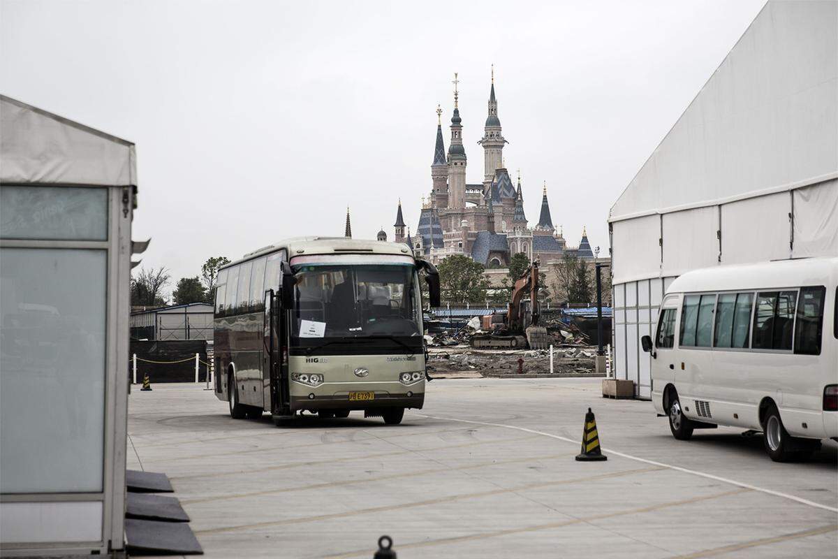 Auch die Besucher des Disney-Geländes in Shanghai halten sich zumindest vor der großen Eröffnungstag, für den die Tickets bereits ausverkauft sind, mit dem Geldausgeben zurück.