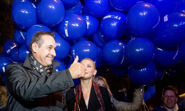 FPÖ-Chef Heinz-Christian Strache hat sich für diesen Wahlkampf neu erfunden. Hier auf dem Weg zum TV-Duell gegen ÖVP-Chef Sebastian Kurz am Sonntagabend auf Puls4. 