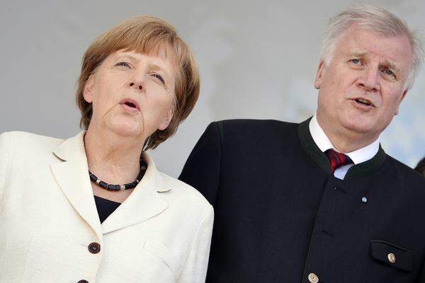 Eine kleine Niederlage setzte es auch für Kanzlerin Angela Merkel: In Deutschland verlor die Union sowohl gegenüber dem Ergebnis bei der Bundestagswahl im September als auch gegenüber dem Europawahlergebnis von 2009, behielt aber Platz eins. Vor allem die CSU in Bayern stürzte (auf ihr historisch schlechtestes Ergebnis) ab, Parteichef Horst Seehofer gestand eine "herbe Enttäuschung" ein.
