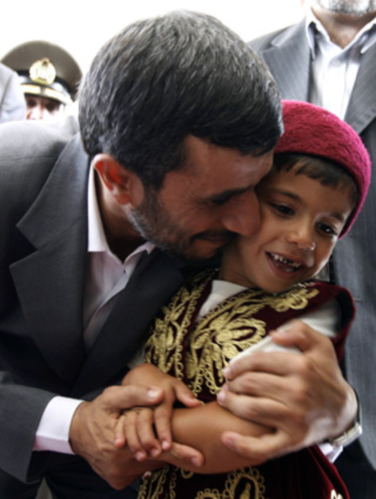 Das braucht Irans Präsident Mahmoud Ahmadinejad offenbar nicht. Kaum zu glauben, mit seinem Schmatzer lockt der Schreck des Westens iranischen Kindern ein Lächeln aufs Gesicht.