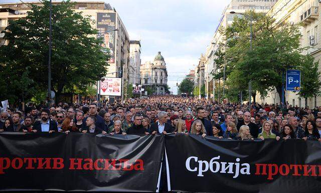 Serbien, Protestdemonstration vor der Nationalversammlung in Belgrad Protest Serbia against violence in Belgrade Protest