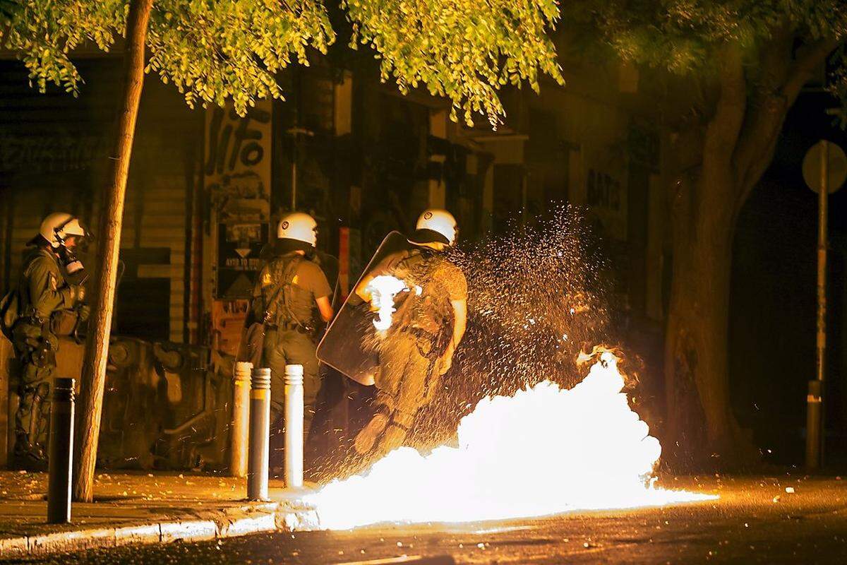 Die Kundgebungen verliefen weitgehend friedlich, nur gelegentlich musste die Polizei einschreiten, wie hier nach dem Wurf eines Molotow-Cocktails.