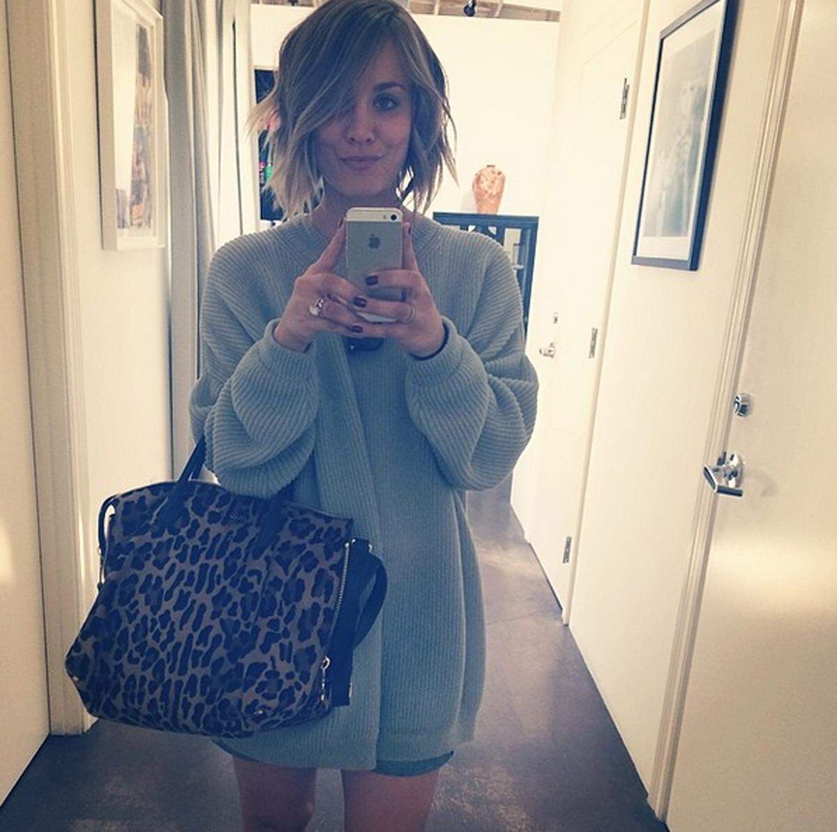 "Big Bang Theory"-Star Kaley Cuoco zeigte sich bei ihrem Friseurbesuch ganz mutig. "Diesmal habe ich es wirklich getan", postete die Schauspielerin auf Instagram.