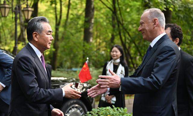 Der Sekretär des nationalen Sicherheitsrats in Russland, Nikolai Patruschew, (re) und Chinas Außenminister Wang Yin. 
