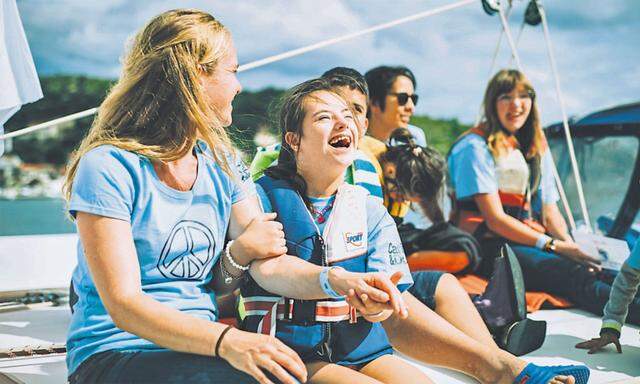 Auf der Friedensflotte Mirno More segeln benachteiligte mit geistig und körperlich behinderten Kindern und Jugendlichen.