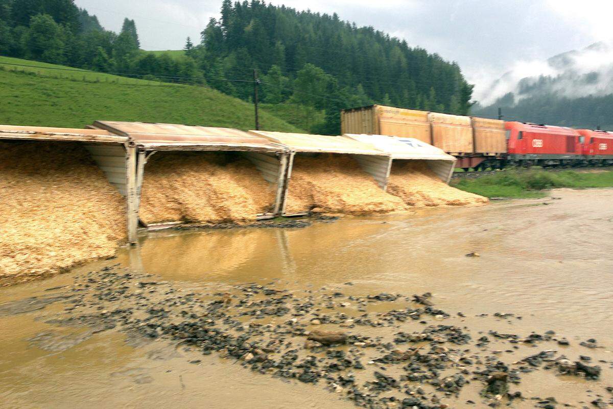 Schwere Unwetter in der Nacht auf Mittwoch richteten in der Steiermark große Schäden an. Im Bezirk Murtal entgleisten Waggons eines Güterzugs. Der Schaden für die ÖBB beträgt mehrere 100.000 Euro Schaden.