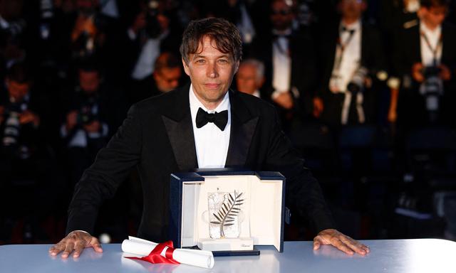 Strahlemann: Der US-Regisseur Sean Baker posiert mit seiner Goldenen Palme, sein Film „Anora“ hat beim Filmfest von Cannes triumphiert.