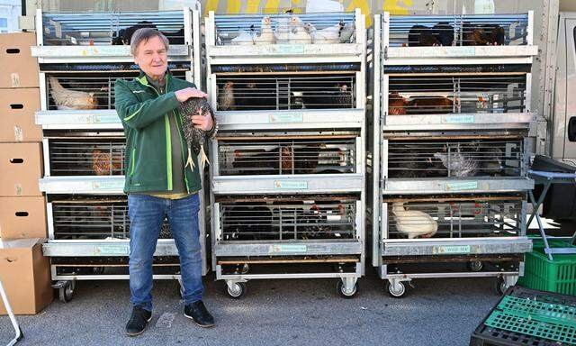 Norbert Diglas verkauft seit 50 Jahren Hühner für die private Hühnerhaltung auf Märkten. Seit vier Jahren laufe des Geschäft besonders gut. 