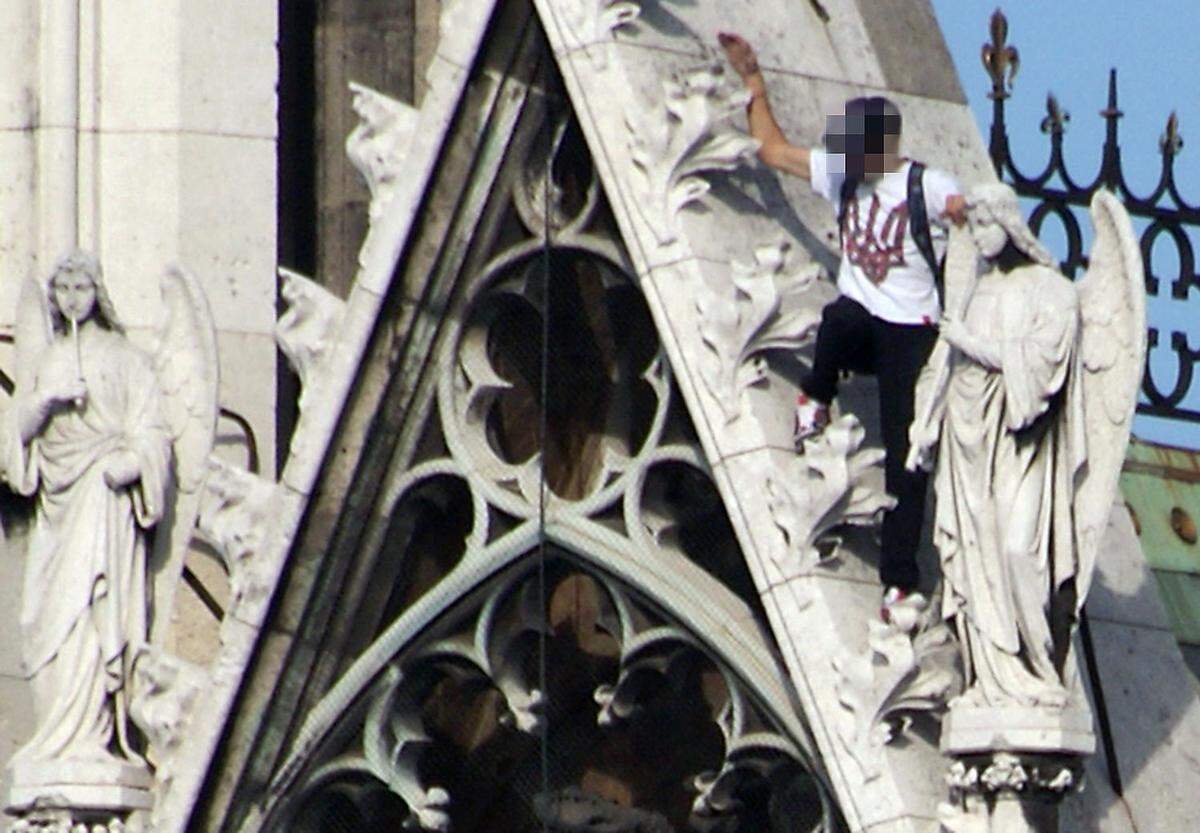 Ein sogenannter "Roofer" hat am Donnerstag einen der zwei rund 100 Meter hohen Türme der Wiener Votivkirche in Alsergrund völlig ungesichert erklettert.Bilder: APA/MARTIN SCHÖPFER