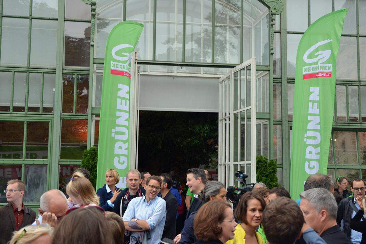 "Ein realistisches Ziel", wie einige Anhänger der Partei betonen. "Jetzt kommt der Wandel. Die Grünen werden nach der Wahl am Stockerl stehen", meint etwa eine Studentin, die durch den Wiener Burggarten zur Veranstaltung im dortigen Palmenhaus eilt.