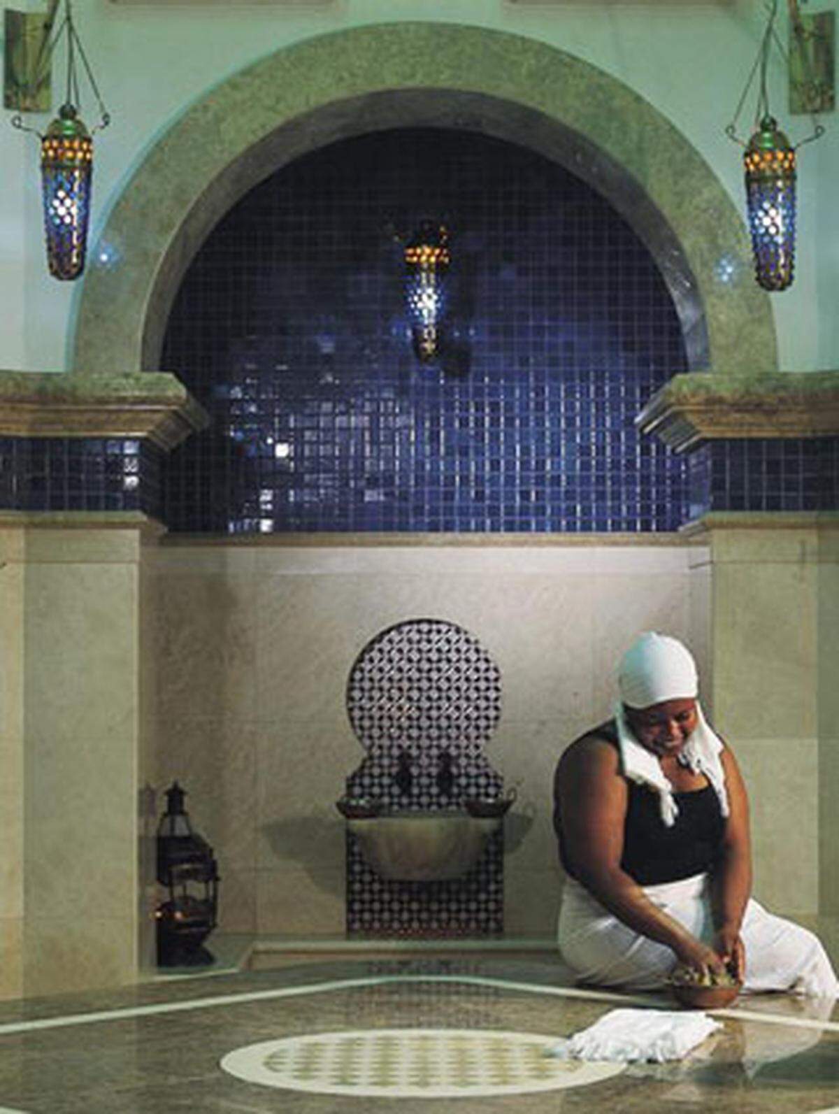ESPA im One&amp;Only Superlative gehören zum Emirat Dubai wie Sand zur Wüste. Deswegen muss es dort auch ein großartiges Spa geben. In vielen Rankings liegt das One&amp;Only Royal Mirage ganz vorne. Unter­gebracht in einem orientalischen Haus mit hoch aufragenden Kuppeln und sanft geschwungenen Bögen, kann man zwischen ­Hamam (mit authentischem Dampfbad-Waschung-Dampfbad-­Waschung-­Dampfbad-Massage-­Dehnungs-­Prozedere) und ESPA-Spa wählen. Die Spa-Liste ist dick wie ein Buch und reicht von "lebensrettenden Rückenbehandlungen" bis zur "Jetlag-Regeneration". Auf der "Palm Jumeirah" macht im Herbst übrigens ein neues One&amp;Only auf. Mit 2400-Quadratmeter-Spa.