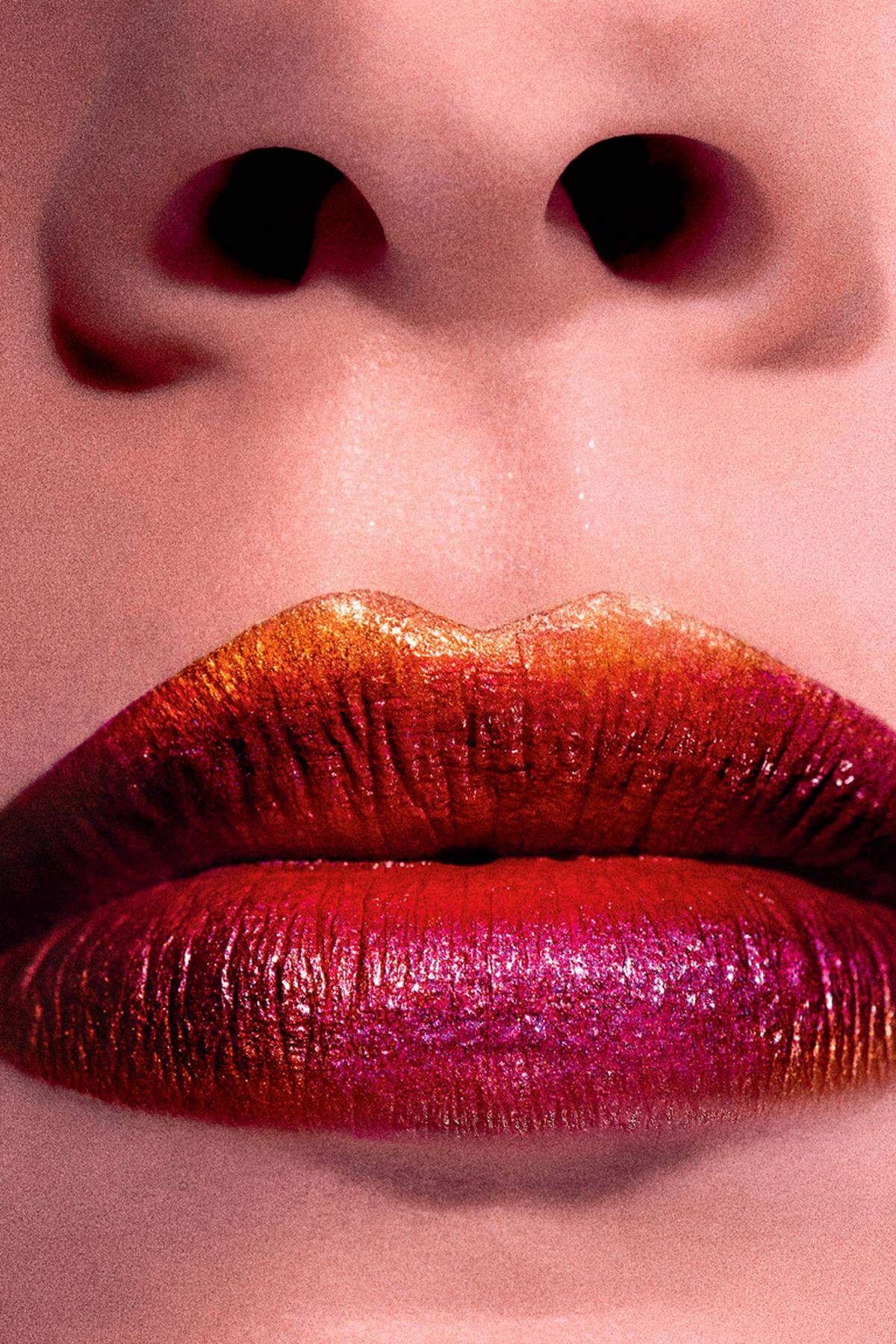 Die Lippen werden mit Lacquer Gloss um 24,99 Euro von Shiseido in den Farben „Baby Doll“, „In the flesh“, „Mocha“ und „Plume Wine“ gefärbt.