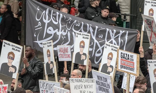 Das Bild zeigt Plakate und Transparente bei der Kalifat-Demo auf dem Steindamm in Hamburg am 29. April. 