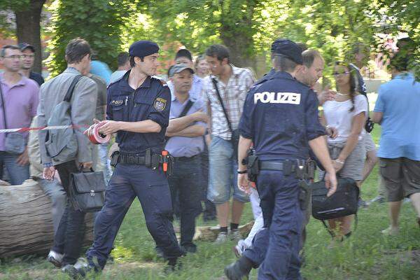 Die Polizei riegelte die Umgebung ab, da nicht bekannt war, ob sich Gasflaschen in der Nähe des Brandes befinden. Die Perspektivstraße, Südportalstraße und die Messestraße waren für den Verkehr gesperrt.