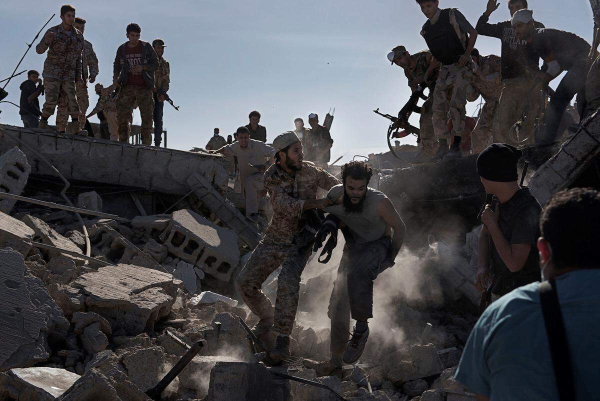 "We Are Not Taking Any Prisoners" heißt die Fotoserie von Alessio Romenzi. Dieses Foto zeigt ein Mitglied der Terrormiliz IS, das von Anhängern der libyschen Regierung gefangen genommen wurde. Wenige Minuten nach der Aufnahme wurde der Mann erschossen. 