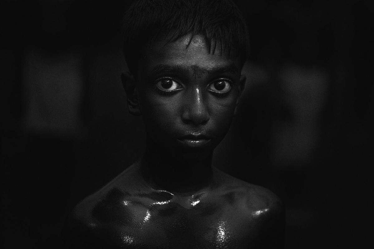 Der spanische Fotograf Jordi Cohen hat im indischen Kannur einen Buben während eines Kalaripayattu Trainings fotografiert. Die alte indische Kampfkunst ist vor allem in Südindien verbreitet.