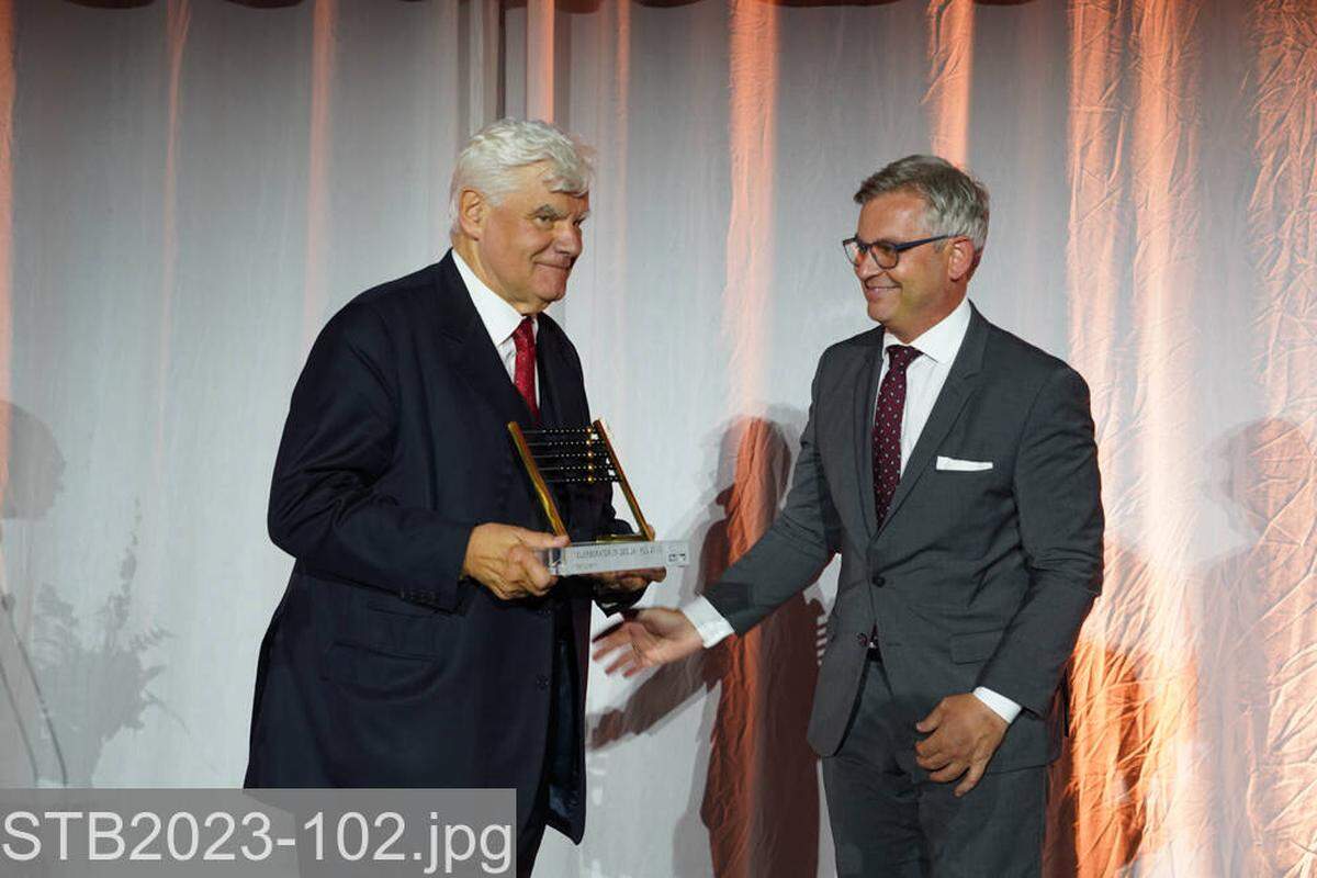 Auch Finanzminister Magnus Brunner gratulierte Brogyányi bei der Übergabe des „Lebenswerk“-Awards.