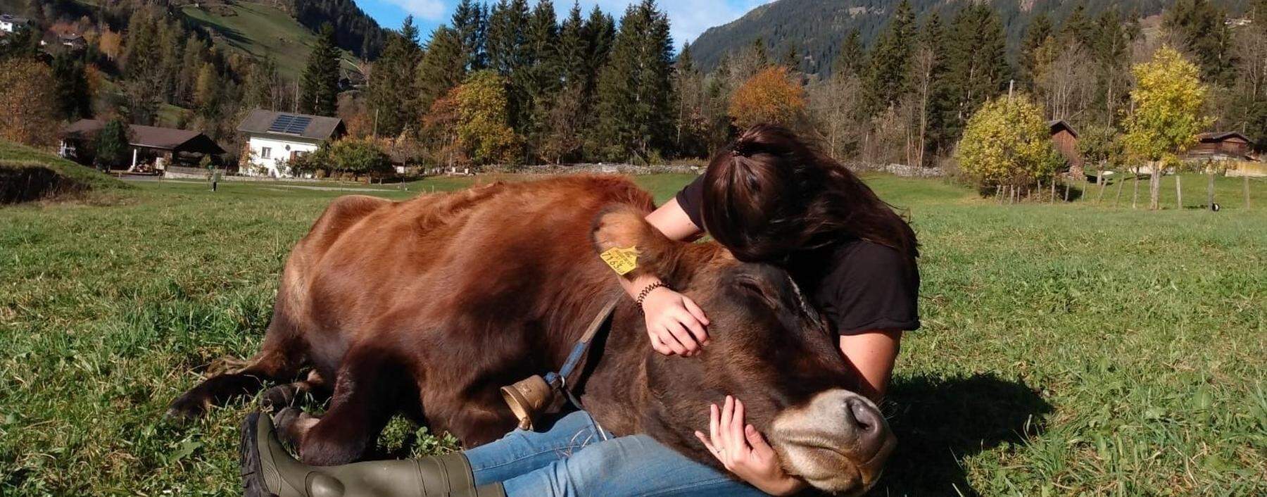 Madeleine Becker bezeichnet sich auf Instagram als „Ku(h)schelfachkraft“. Im Bild auf der Weide mit Rehsi.