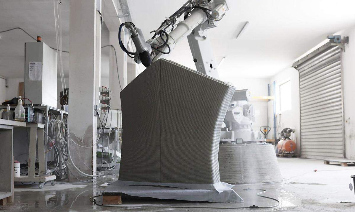 Das 3D-Druckverfahren wurde zusammen mit dem Österreichischen Unternehmen Incremental3D unter Verwendung des von der Firma Holcim entwickelten Betons entwickelt.