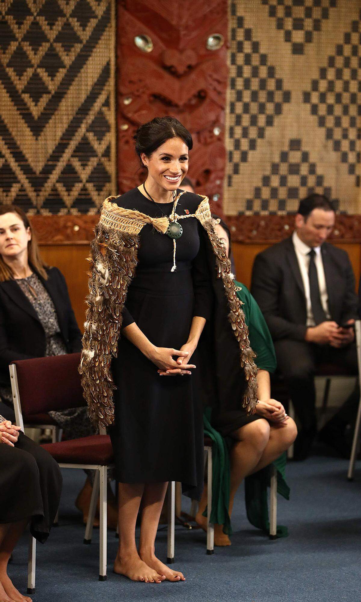 Schuhe aus, auch für Royals: Die Te Papaiouru Marae, eine Zeremonienstätte der Maori in Rotorua, wird schuhlos betreten. Nach einer Rede von Prinz Harry und einem traditionellen Mittagessen, ging es weiter zum nächsten Zwischenstopp.