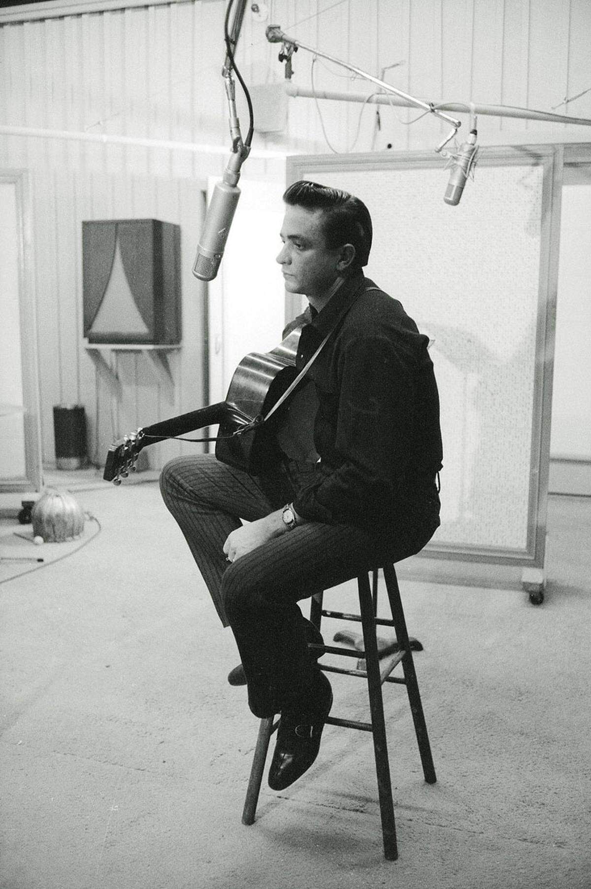 Parton wurde schon als Teenager bekannt und in Nashville, der Welthauptstadt des Country, traf sie einen netten Herren mit Gitarre und Hut, der ihr empfahl, musikalisch einfach ihrem Herzen zu folgen. Es war Johnny Cash.