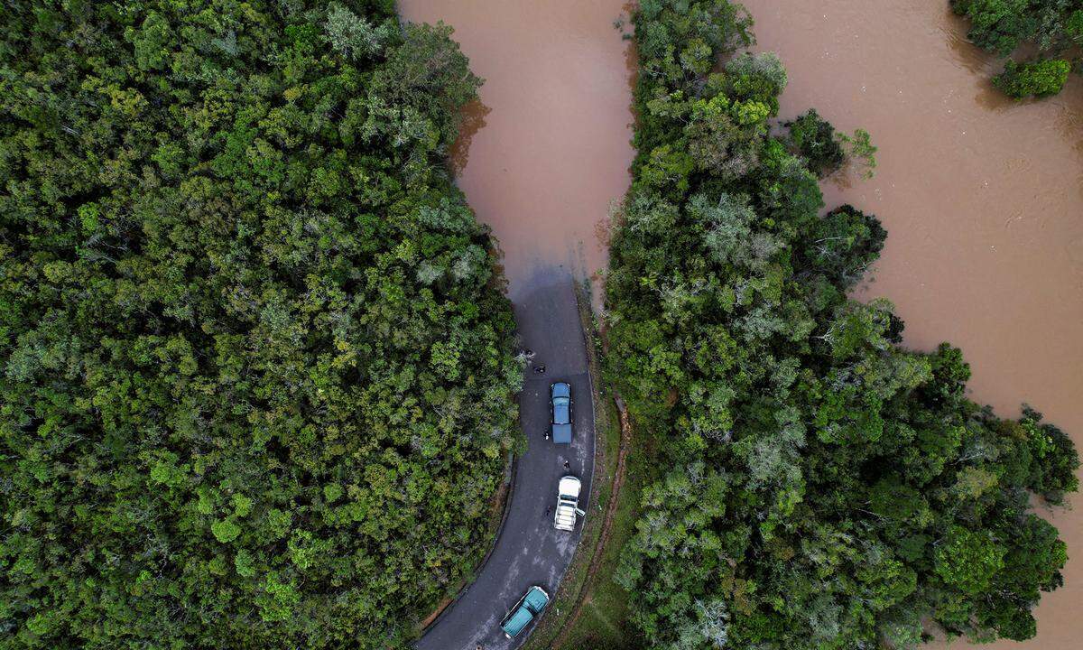 "Batsirai" hat auf der vor Afrikas Ostküste liegenden Insel Madagaskar mindestens 20 Menschen das Leben gekostet. Tausende Häuser stehen unter Wasser oder wurden komplett zerstört, mindestens 55.000 Menschen wurden vorübergehend obdachlos. 