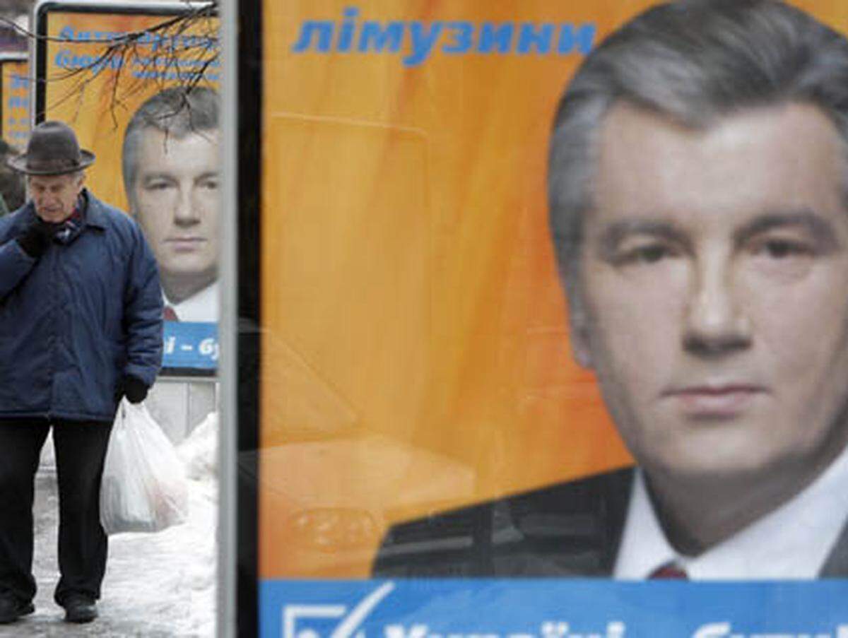 Bei der Wahl 2004 hatte sich Janukowitsch schon als neuen Präsidenten gesehen. Doch die Orange Revolution machte ihm einen Strich durch die Rechnung. Hunderttausende demonstrierten gegen ihn, das Verfassungsgericht annullierte die Wahl wegen massiver Fälschungen.