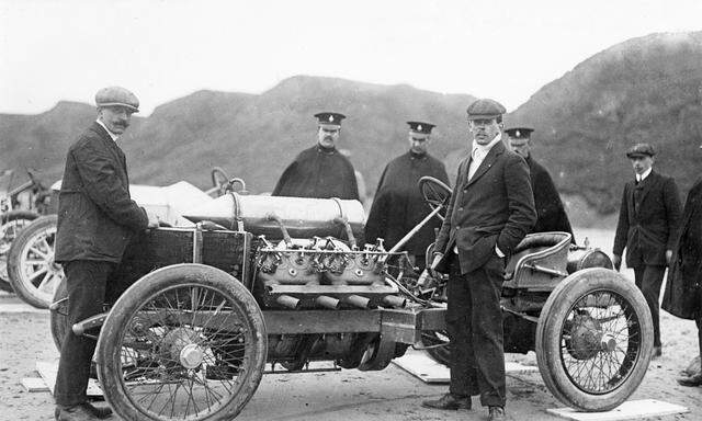 Gut bewacht das schnellste Auto seiner Zeit: Darracq V8. Stolze Owner: die Guinness-Brüder aus der irischen Brauerei-Dynastie. 