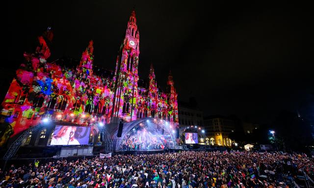 Symbolbild: Das beleuchtete Rathaus und die Bühne im Rahmen der Eröffnung der Wiener Festwochen 2024