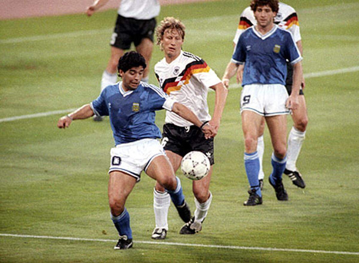 Auch bei der WM 1990 erreichte Maradona mit Argentinien das Finale, diesmal mussten sich die "Albiceleste", die "Weiß-Himmelblauen", Deutschland 0:1 geschlagen geben. In der Saison nach der WM begann Maradonas Bruder Hugo übrigens sein Kurzengagement bei Rapid Wien. Dreimal konnten die Grün-Weißen in der Bundesliga einen Maradona aufbieten.