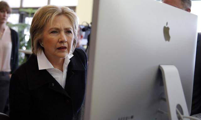 Hillary Clinton und das Internet. Ihr Wahlkampfteam beschuldigt Russland, sich in die Parteirechner gehackt zu haben. 