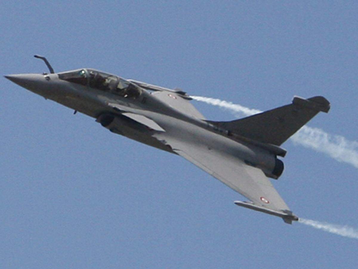 Auch der französische Kampfjet "Rafale Fighter" kam in Paris zum Show-Einsatz. Der rund 70 Millionen Euro teure Jet fliegt Mach 2 und hat eine Einsatzreichweite von gut 1800 Kilometern.