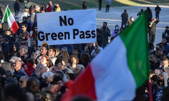 Archivbild einer Demonstration im Circus Maximus in Rom gegen den Grünen Pass und die 3G-Regeln.
