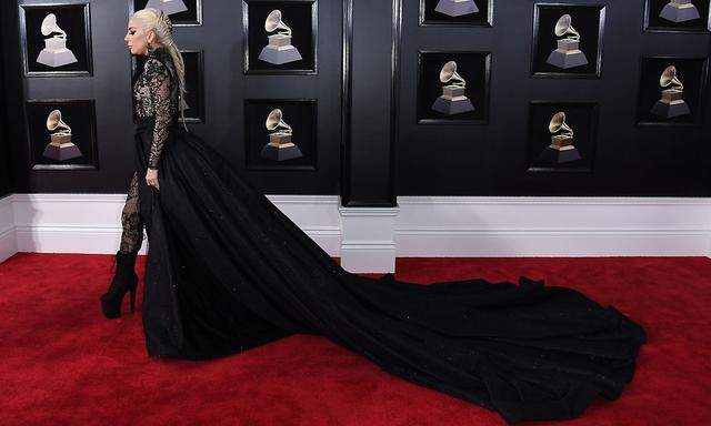  Lady Gaga ließ sich bei den Grammys am vergangenen Sonntag vom Dresscode der Golden Globes Anfang Jänner inspirieren und erschien ganz in Schwarz, aber mit viel Haut. Zu sexy für die Initiatorinnen der „Nobody's Doll“-Bewegung?