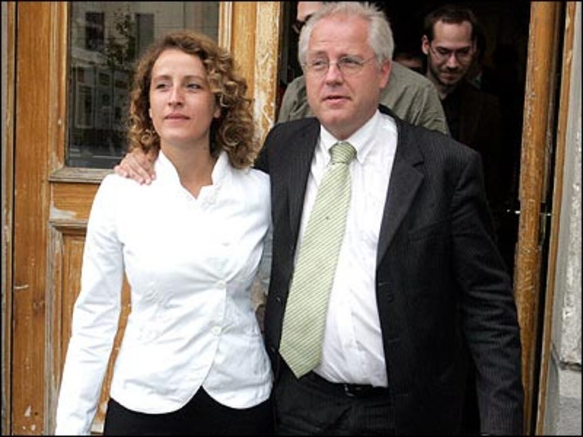 "Es stimmt mich nachdenklich, dass man mit derart rassistischer Ausländerverhetzung so viele Stimmen erreicht."Hans-Peter Martin findet das prognostizierte gute Abschneiden der FPÖ "erschreckend".