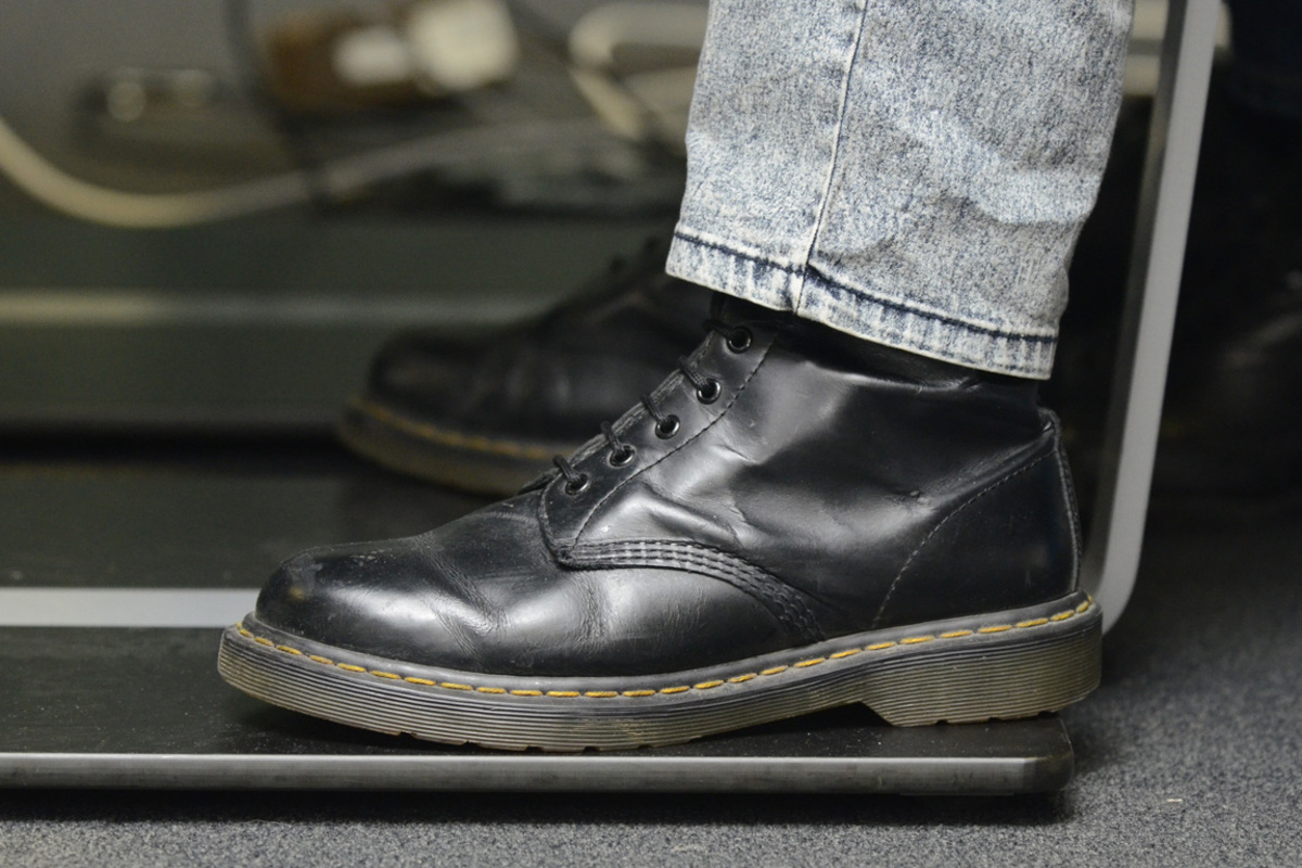 Wenn er auf der WU Studenten sehe, die im Anzug zur Vorlesung kommen, dann wisse man genau, dass sich diese Leute an das System anbiedern. Von diesen gäbe es ganz schön viele, sagt Hörhan.