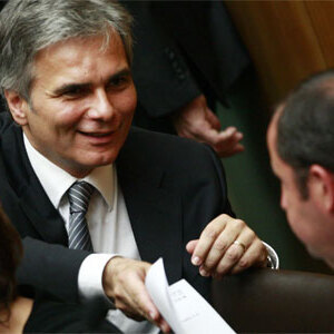 Faymann und Pröll beim Spielen.