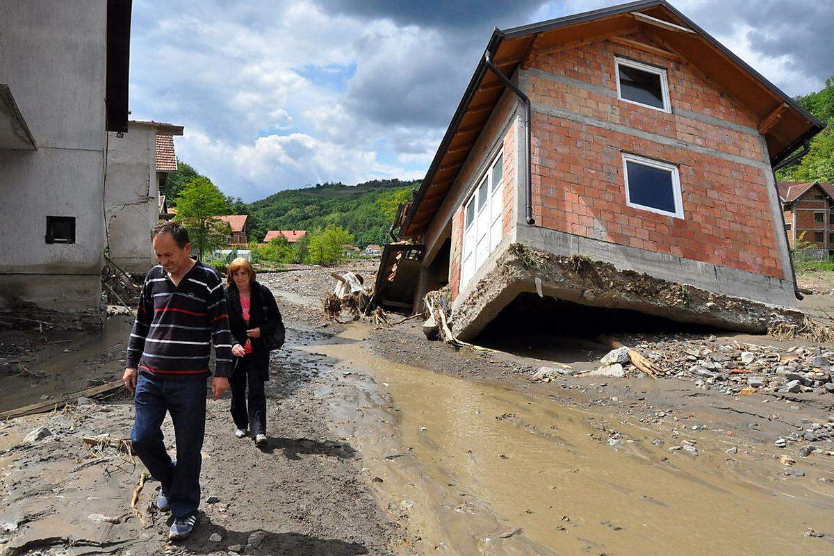 Der Regen der letzten Woche hat auf dem Balkan zu teils katastrophalen Zuständen geführt. Teile Bosniens, Kroatiens und Serbiens stehen unter Wasser, ganze Dörfer wurden unbewohnbar gemacht.Im Bild ein vom Schlamm zerstörtes Haus in Krupanj, 150 Kilometer südöstlich von Belgrad.