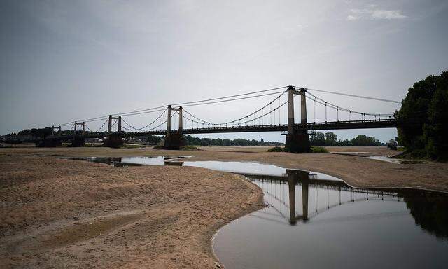 Die Brücke von Montjean-sur-Loire überspannt ein trockenes Ufer der Loire, in Lire.