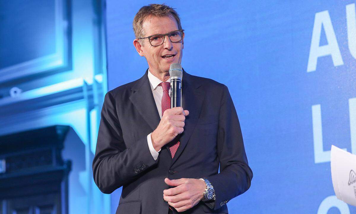 „Presse“-Geschäftsführer Andreas Rast begrüßt die erfolgreichen Wirtschaftstreibenden.